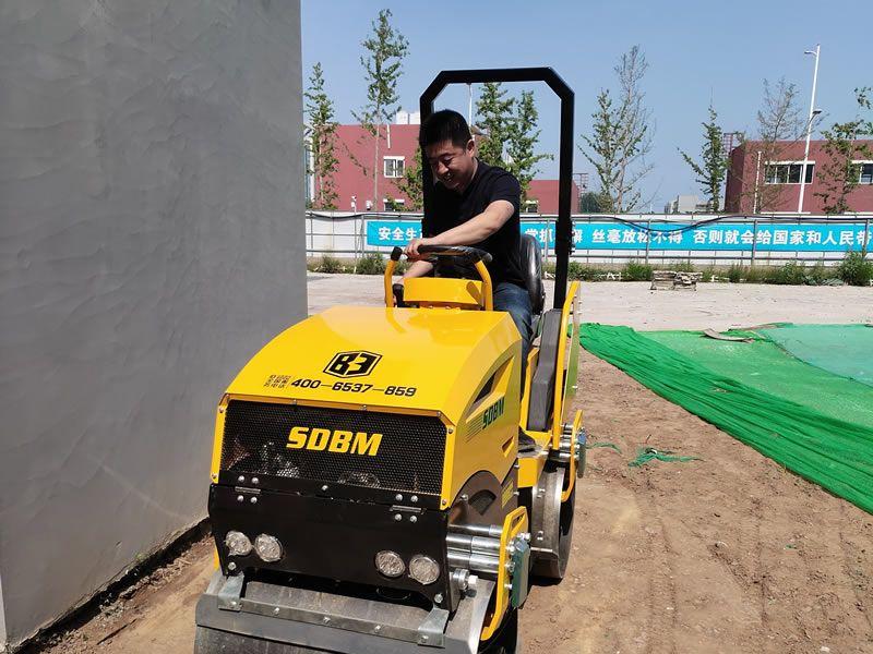 座駕振動(dòng)壓路機(jī)在惡劣環(huán)境下如何工作？