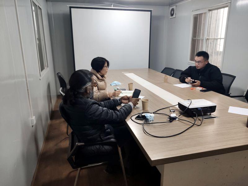 國外客戶來我廠考察，試駕奔馬小型壓路機(jī)